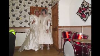 Зрелый транс ебется после свадьбы в торжественном наряде