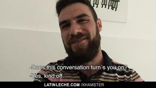 Трое горячих парней устраивают групповой секс на кровати