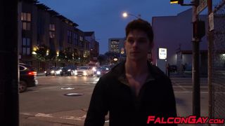 После работы принимает в рот и задницу у двух парней