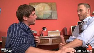 Парень делает минет своему сотруднику и принимает его член в анал