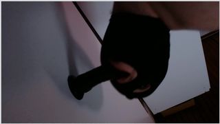 Гей насаживается жопой, и сосет резиновый член