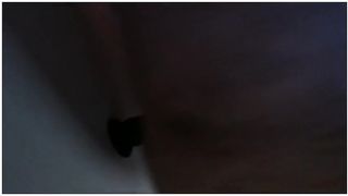 Гей насаживается жопой, и сосет резиновый член