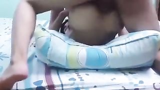 Домашнее порно с еблей втроем геев в позе паровозом