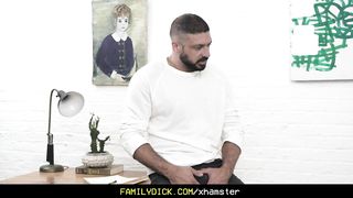 Психоаналитик предлагает молодому парню подрочить вместе и трахает его в очко