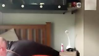 Молодой парень становится раком перед толстяком и получает от него член в очко