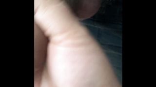 Старый водитель автомобиля сосет волосатый член прохожему