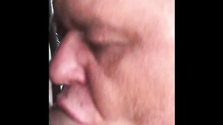 Старый водитель автомобиля сосет волосатый член прохожему