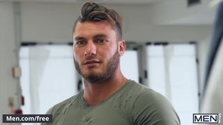 Продавец в обувном магазине ебется с мускулистым клиентом