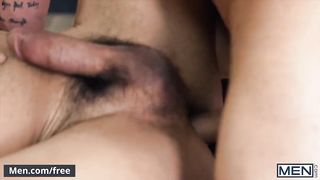 Продавец в обувном магазине ебется с мускулистым клиентом