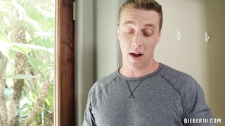 Коммивояжер дал за щеку и выебал в очко хозяина дома