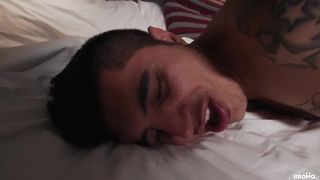 Татуированный мускулистый гей жестко трахает анус своего товарища