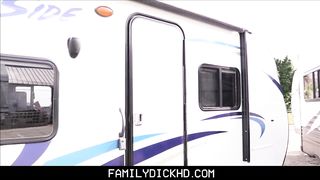 Застал сводного брата за дрочкой и вынужден был взять у него в рот