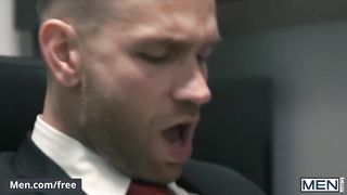 Сосет член и подставляет задницу мужику во время деловых переговоров