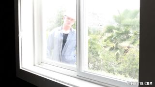 Хозяин дома занялся групповым сексом с двумя строителями