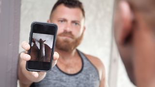 Мускулистый мужик ебется в жопу с чернокожим соседом с огромным хуем