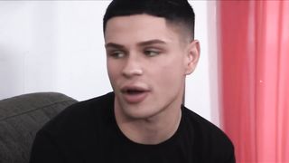 Татуированный папаша трахает грустного сына в попку на диване