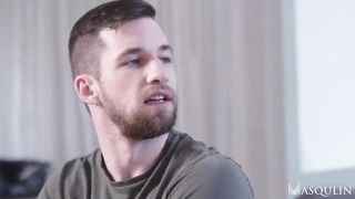 Мускулистый тренер отодрал мужичка в зад во время тренировки