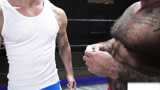 Татуированный тренер на ринге поимел пацана в задницу