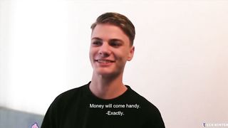 Пацан за деньги сосет хуй и отдается мужику в задницу