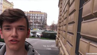 Молодой пацан сделал минет незнакомцу и дал в жопу