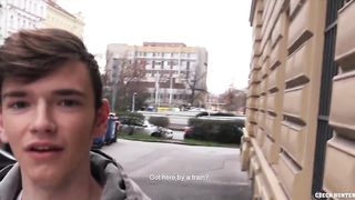 Молодой пацан сделал минет незнакомцу и дал в жопу