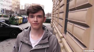 Молодой пацан сделал минет незнакомцу и дал в жопу