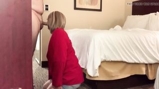 Мужик в женской одежде отдается жирному чуваку в жопу