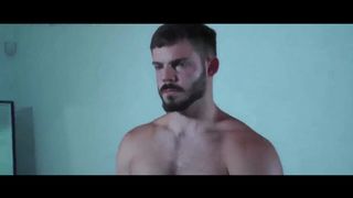 Подкачанный гей смотрит порно и наслаждается минетом