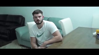 Подкачанный гей смотрит порно и наслаждается минетом