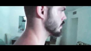 Подкачанный гей смотрит порно и наслаждается минетом