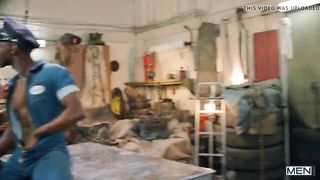 Мужики на заправке занимаются групповым сексом вчетвером