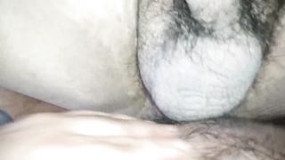 Толстый мужик в татуировках трахает друга в жопу на кровати