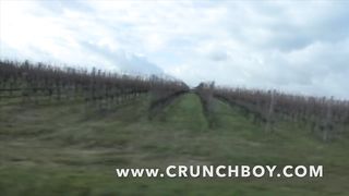 Мужик в машине активно трахает паренька в упругое очко