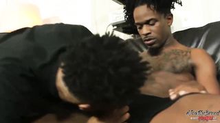 Негры после игры в футбол занимаются анальным сексом
