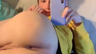 Красавчик примеряет женские платья и показывает попку