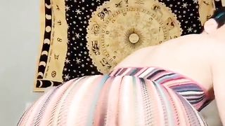 Красавчик примеряет женские платья и показывает попку