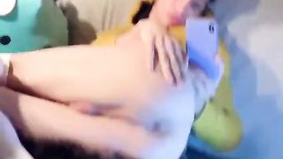 Красавчик примеряет женские платья и показывает попку