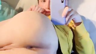 Красавчик примеряет женские платья и показывает попку