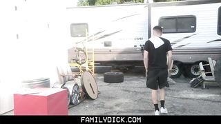 Татуированный мужик в туалете насадил на хуй паренька