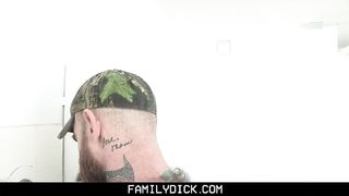 Татуированный мужик в туалете насадил на хуй паренька