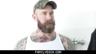 Татуированный мужик в туалете насадил на хуй паренька