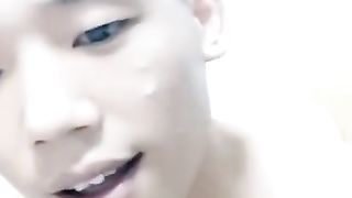 Молоденькой азиат перед камерой телефона мастурбирует пенис