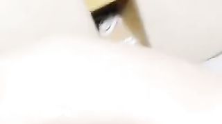 Молоденькой азиат перед камерой телефона мастурбирует пенис