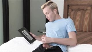 Мужик увидел мастурбацию парня и трахнул его в задницу