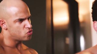 Лысый парень после прогулки страстно трахает дружка в попку