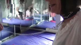 Зрелые мужики занимаются групповым сексом на кровати