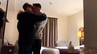 Пацан разработал анус анальной пробкой перед сексом с другом