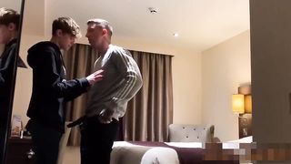 Пацан разработал анус анальной пробкой перед сексом с другом