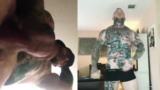 Накачанный мужик с татуировками на теле мастурбирует хуй