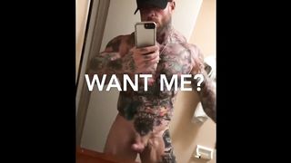 Накачанный мужик с татуировками на теле мастурбирует хуй